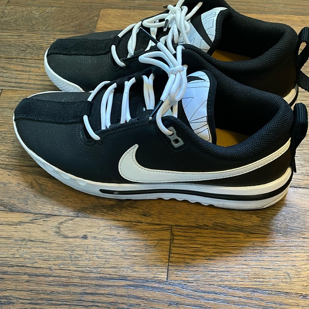 Nike sneakers black and white